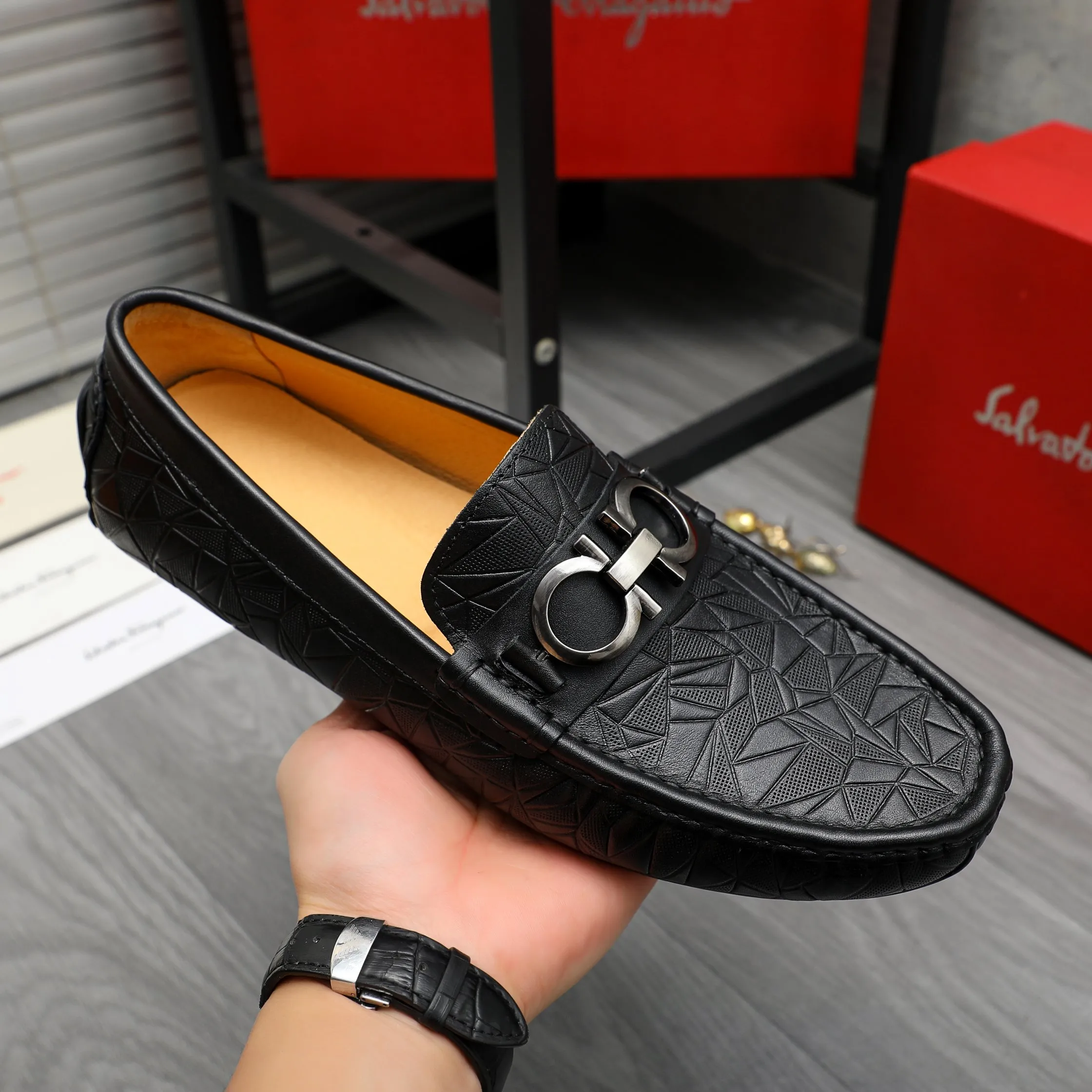 Men's shoes 💰p380 Product trademark: Ferragamo " Ferragamo ] Casual slip-on men's shoes Regular size: 38-45 Product material: Selected embossed cowhide upper, pigskin lining, rubber outsole